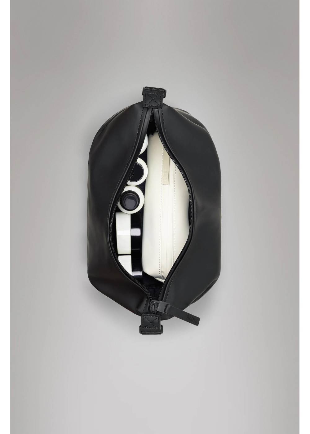 RAINS HILO WASH BAG W3 RAINS  15630 chez Graphiti Concept Store Dieppe